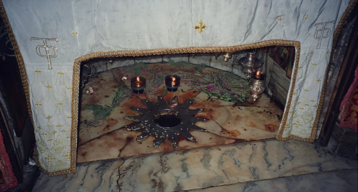 Strzébrznô gwiôzda w betlejemsczi bazylice. Òdj. Jerzy Strzelecki; zdrzódło: https://pl.wikipedia.org/wiki/Betlejem#/media/Plik:Bethlehem3(js).jpg