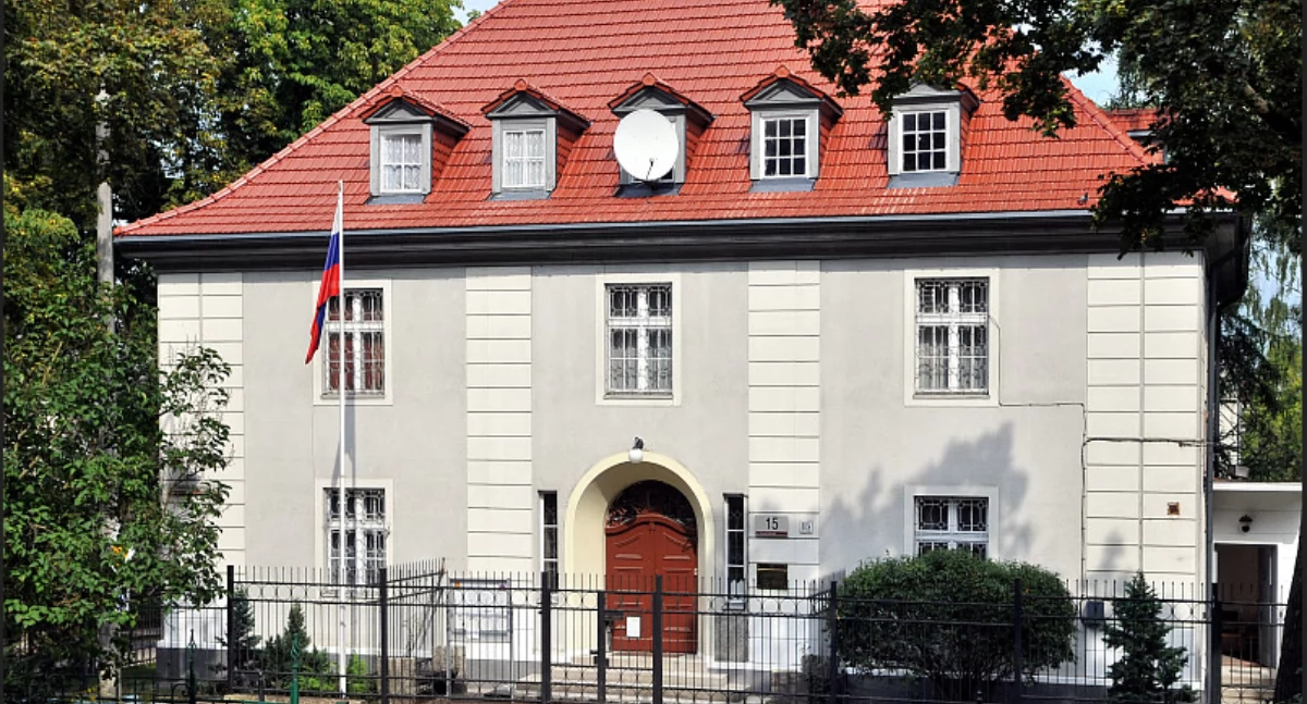 Dôwny kònsulat Rusczi we Gduńskù. Aùtór: Lisarlena; zdrzódło: https://pl.wikipedia.org/wiki/Konsulat_Generalny_Rosji_w_Gda%C5%84sku#/media/Plik:Gdansk_Batorego15.jpg