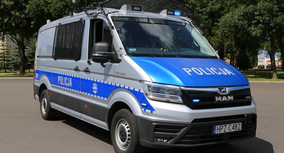 Pòzdrzatkòwi òdjimk. https://info.policja.pl/inf/wyposazenie/radiowozy/48644,Policyjne-radiowozy-i-inne-pojazdy.html