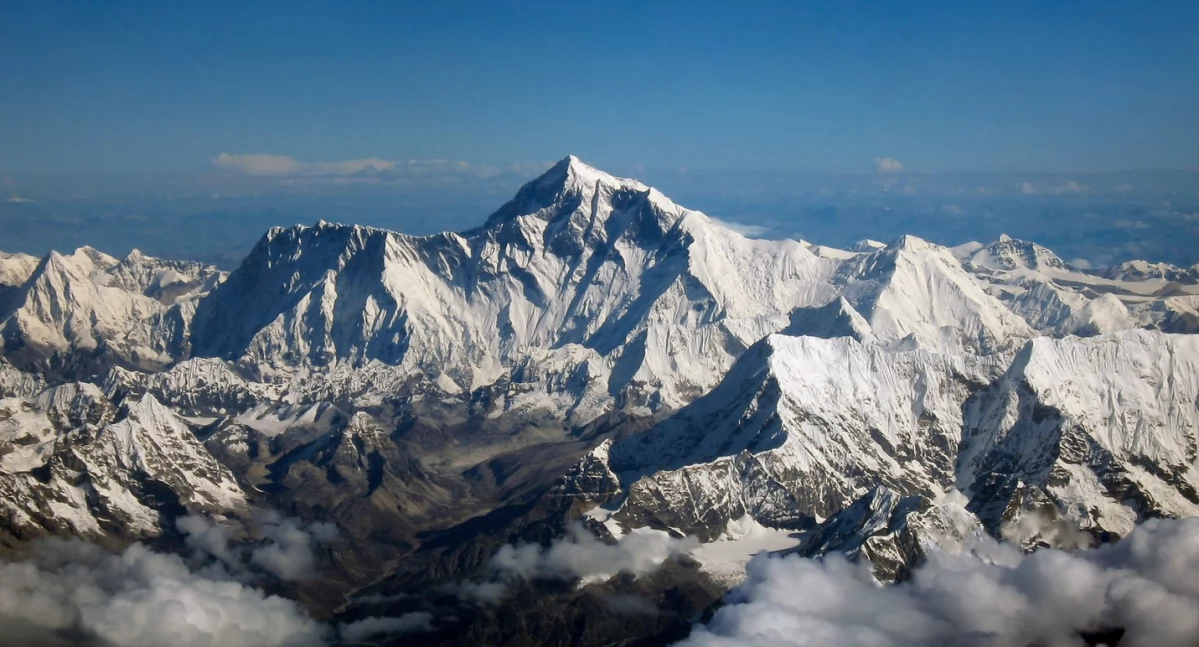 Mount_Everest_as_seen_from_Drukair2.jpg: shrimpo1967 derivative work: Papa Lima Whiskey 2 (talk); zdrzódło: https://pl.wikipedia.org/wiki/Mount_Everest#/media/Plik:Mount_Everest_as_seen_from_Drukair2_PLW_edit.jpg