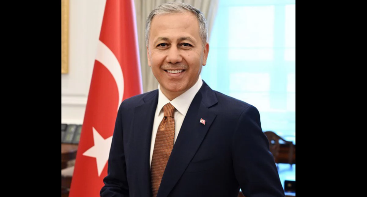 Ali Yerlikaya. Òdj. burak demir - https://www.flickr.com/photos/202118108@N06/54262268938/; zdrzódło: https://en.wikipedia.org/wiki/Ali_Yerlikaya#/media/File:%C4%B0%C3%A7i%C5%9Fleri_Bakan%C4%B1_Ali_Yerlikaya.jpg