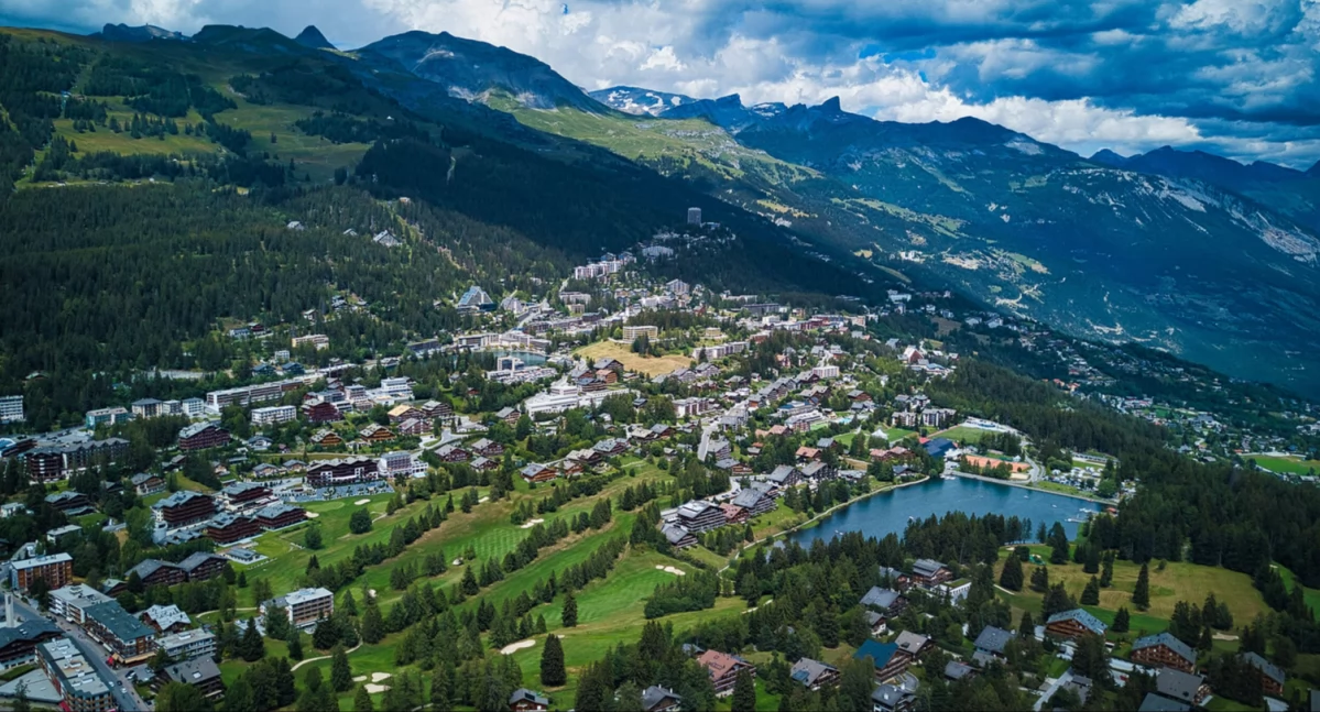 Crans-Mòntana. Òdj. Reustli; zdrzódło: https://pl.wikipedia.org/wiki/Crans-Montana#/media/Plik:Crans-Montana.jpg