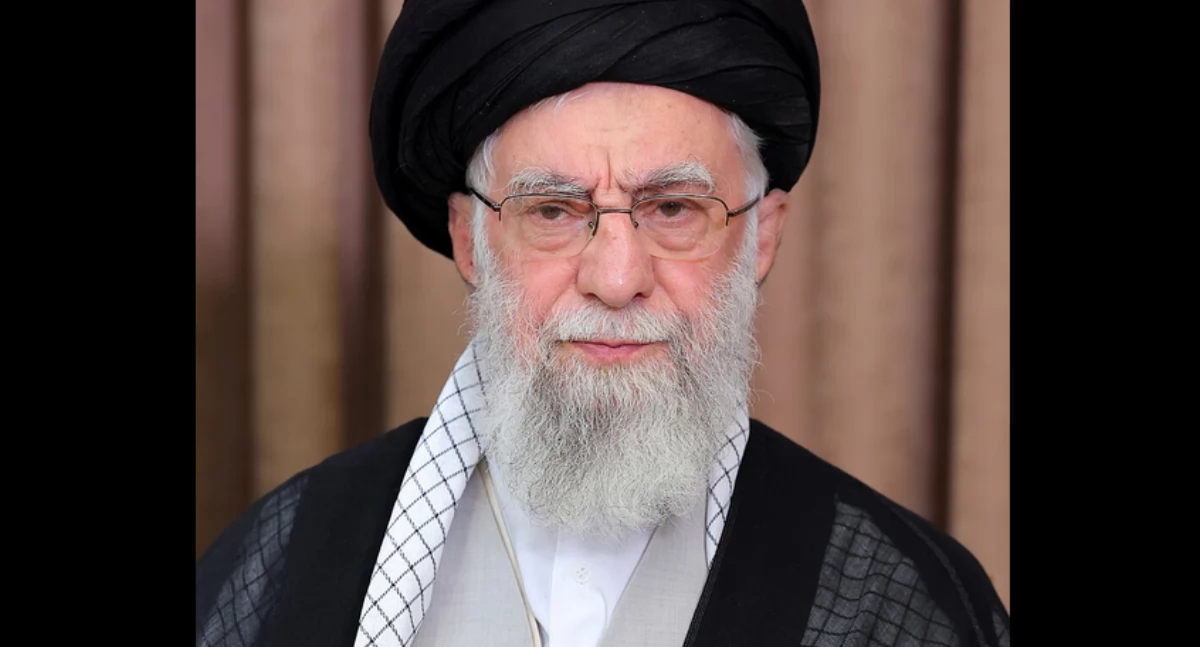 Ali Chamenei. Òdj. Khamenei.ir; zdrzódło: https://pl.wikipedia.org/wiki/Ali_Chamenei#/media/Plik:Ali_Khamenei_14040323_(1)_(cropped).jpg