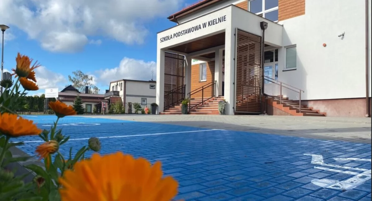 Pòzdrzatkòwi òdjimk. Szkòła w Czelnie. Òdj. http://spkielno.pl/