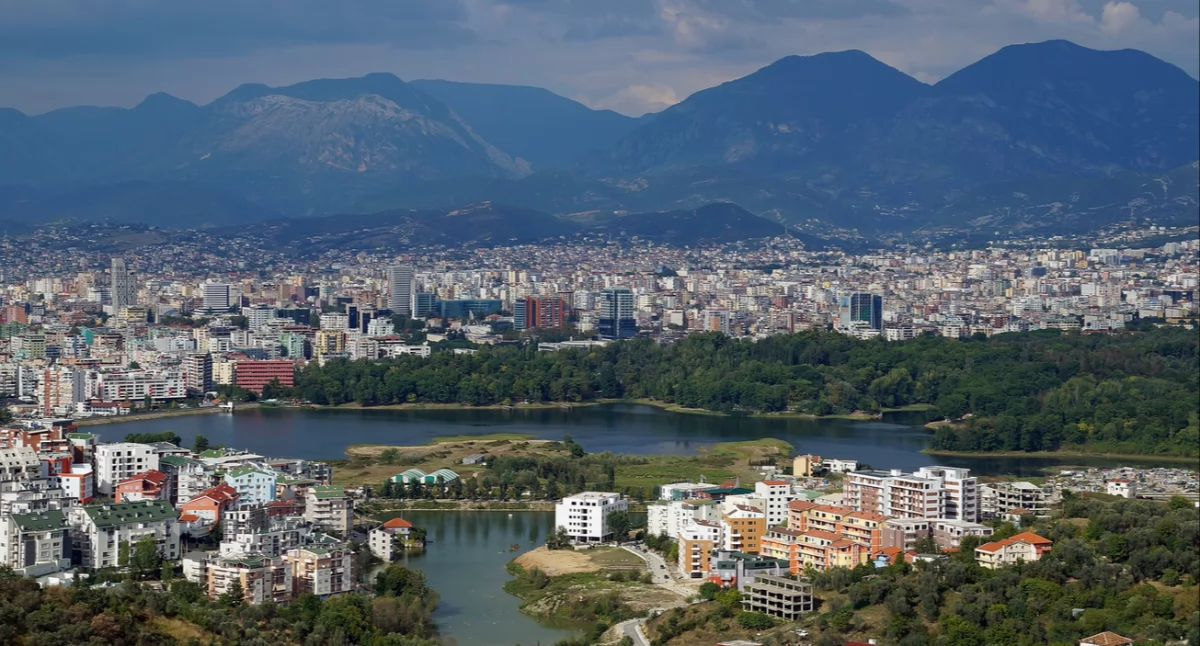 Tirana. Òdj. Albinfo; zdrzódło: https://pl.wikipedia.org/wiki/Tirana#/media/Plik:Tirana_from_South.jpg
