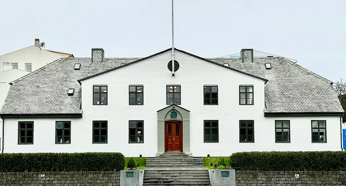 Sedzba rządu Islandie. Òdj. APK; zdrzódło: https://pl.wikipedia.org/wiki/Islandia#/media/Plik:Stj%C3%B3rnarr%C3%A1%C3%B0sh%C3%BAsi%C3%B0_2023.jpg