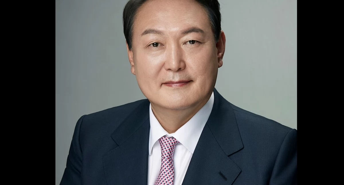 Yoon Suk-yeol. Office of the President of South Korea - 대한민국 대통령실; zdrzódło: https://pl.wikipedia.org/wiki/Yoon_Suk-yeol#/media/Plik:South_Korea_President_Yoon_Suk_Yeol_portrait.jpg