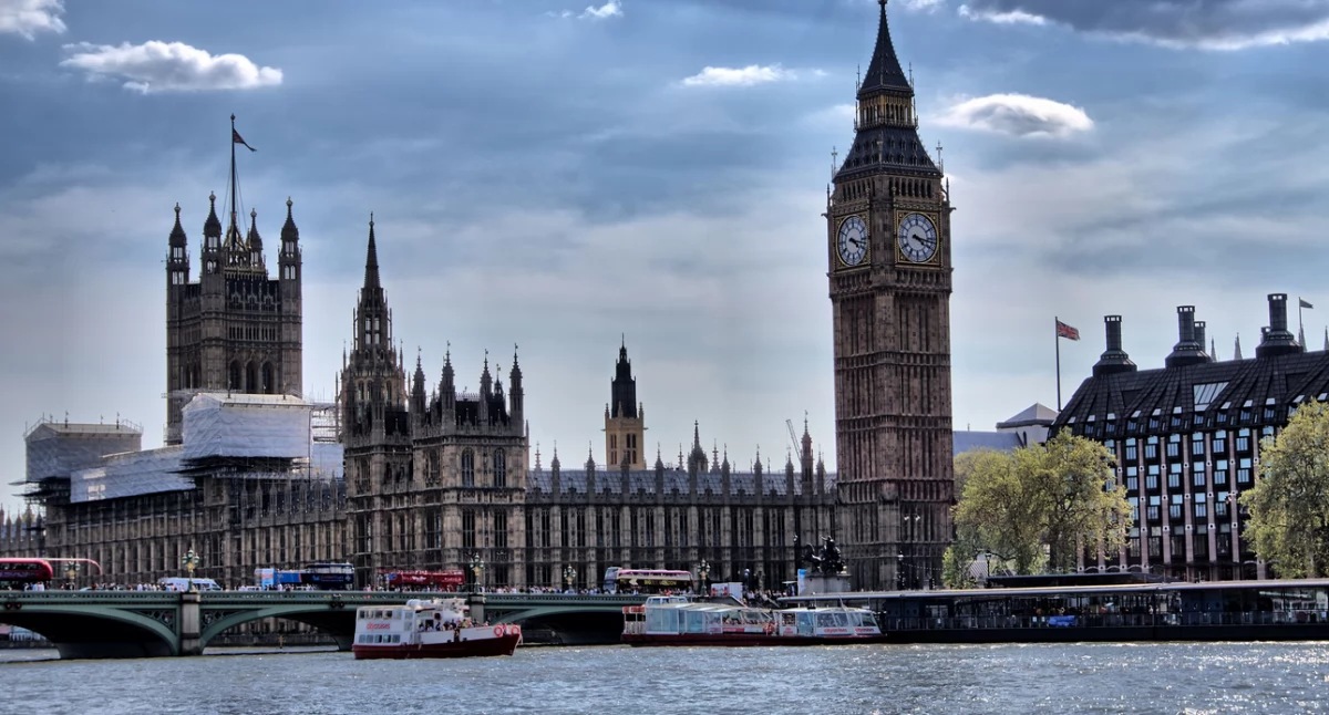 Òdj. Theron from Midland, MI, USA - London-BigBen; zdrzódło: https://pl.wikipedia.org/wiki/Londyn#/media/Plik:London-BigBen_(27038026452).jpg