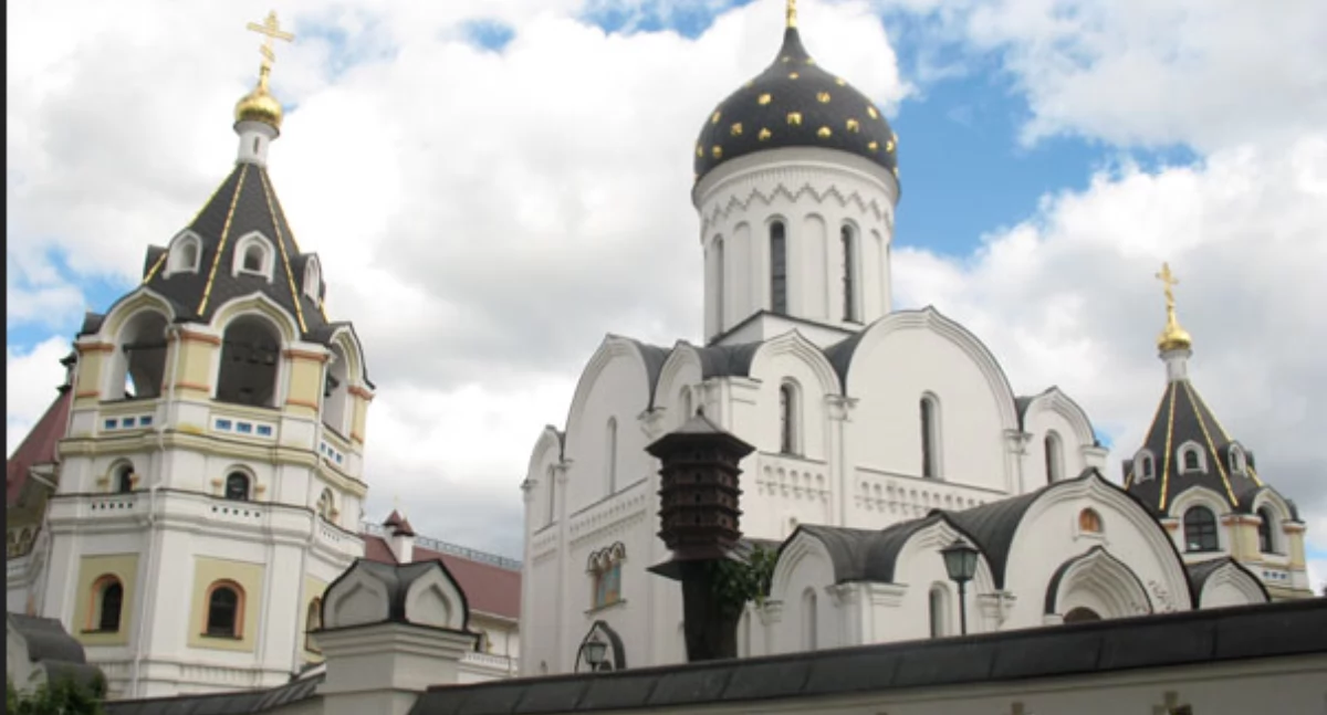 Mònastir swiãti Elżbiétë w Mińskù. Òdj. Ak1976; zdrzódło: https://pl.wikipedia.org/wiki/Monaster_%C5%9Bw._El%C5%BCbiety_w_Mi%C5%84sku#/media/Plik:St_Elizabeth_Monastery_1997_1.jpg