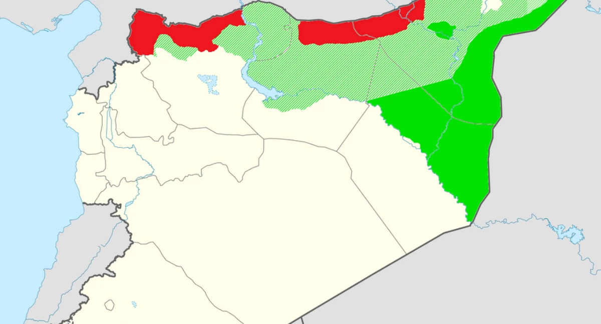 Map of Syria in October 2019. SDF-controlled territory (green) and territory it claims but which was occupied by Turkish troops (red). Òdj. Editor abcdef; zdrzódło: https://en.wikipedia.org/wiki/Syrian_Democratic_Forces#/media/File:Claimed_and_de_facto_territory_of_Rojava.png