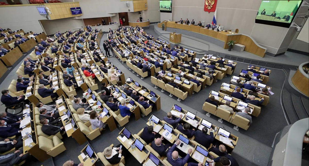 Òdj. Duma.gov.ru; https://pl.wikipedia.org/wiki/Duma_Pa%C5%84stwowa_Federacji_Rosyjskiej#/media/Plik:%D0%9F%D0%BE%D1%81%D0%BB%D0%B5%D0%B4%D0%BD%D0%B5%D0%B5_%D0%BF%D0%BB%D0%B5%D0%BD%D0%B0%D1%80%D0%BD%D0%BE%D0%B5_%D0%B7%D0%B0%D1%81%D0%B5%D0%B4%D0%B0%D0%BD%D0%B8%D0%B5_%D0%B2%D0%B5%D1%81%D0%B5%D0%BD%D0%BD%D0%B5%D0%B9_%D1%81%D0%B5%D1%81%D1%81%D0%B8%D0%B8_%D0%93%D0%BE%D1%81%D1%83%D0%B4%D0%B0%D1%80%D1%81%D1%82%D0%B2%D0%B5%D0%BD%D0%BD%D0%BE%D0%B9_%D0%94%D1%83%D0%BC%D1%8B_VII_%D1%81%D0%BE%D0%B7%D1%8B%D0%