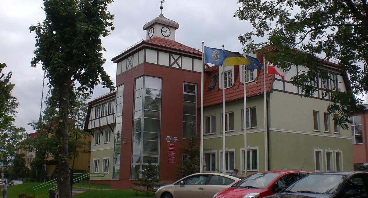 Òdj. Gdaniec; zdrzódło: https://pl.wikipedia.org/wiki/Sierakowice_(gmina)#/media/Plik:Sr%C3%B4k%C3%B2jce_-_urzad_gminy.JPG