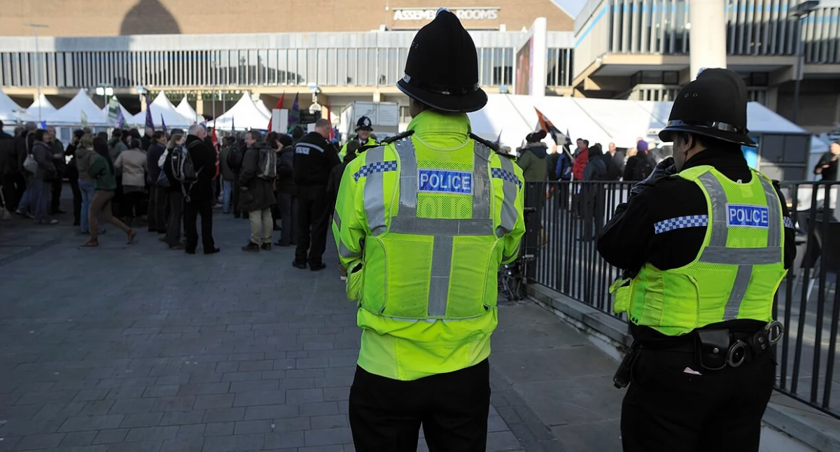 Òdj. Weakheart Drop - Flickr: Reassuring Presence; zdrzódło: https://pl.wikipedia.org/wiki/Policja_w_Wielkiej_Brytanii#/media/Plik:Derby_public_sector_pensions_strike_in_November_2011.jpg