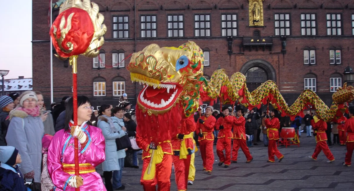Òdj. Lennart.larsen; zdrzódło: https://pl.wikipedia.org/wiki/Chi%C5%84ski_Nowy_Rok#/media/Plik:Chinese_new_year_copenhagen_2006.JPG