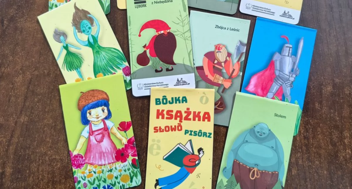 Z Kaszëb, Farwné załóżczi promùją ksążczi - zdjęcie, fotografia