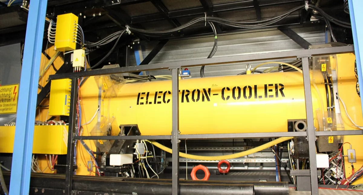 Òdj. Alexander Blecher, blecher.info; zdrzódło: https://de.wikipedia.org/wiki/GSI_Helmholtzzentrum_f%C3%BCr_Schwerionenforschung#/media/Datei:GSI,_Darmstadt,_Juli_2015_(20).JPG