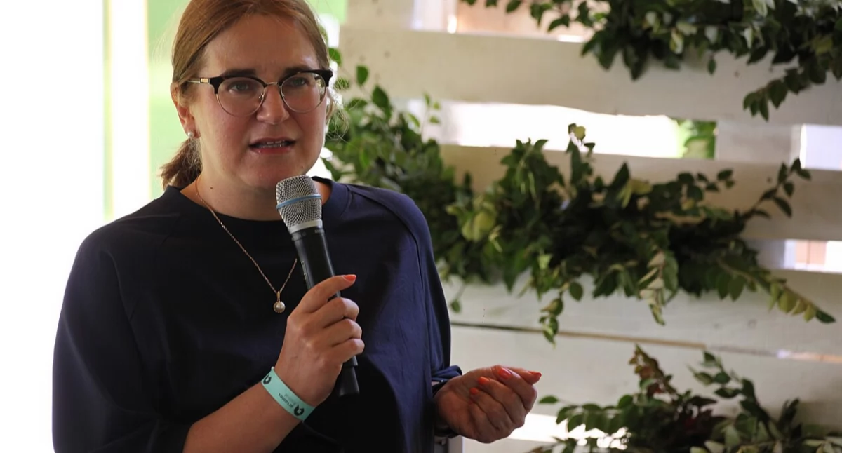 L. Pakòsta. Òdj. Sillerkiil - Oma teos; zdrzódło: https://fi.wikipedia.org/wiki/Liisa_Pakosta#/media/Tiedosto:Liisa_Pakosta_2021._aasta_Arvamusfestivalil.jpg