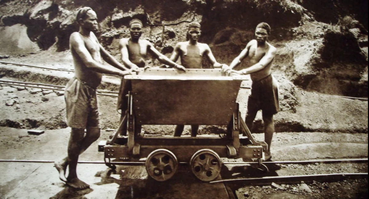 Robòtnicë w czerpiskù kòpru w tamtoczasnym Belgijsczim Kòngò kòl 1920. Òdj. https://pl.wikipedia.org/wiki/Pas_Miedziono%C5%9Bny#/media/Plik:Kisanga-mijn_Ruandese_arbeiders_einde-jaren_1920.JPG