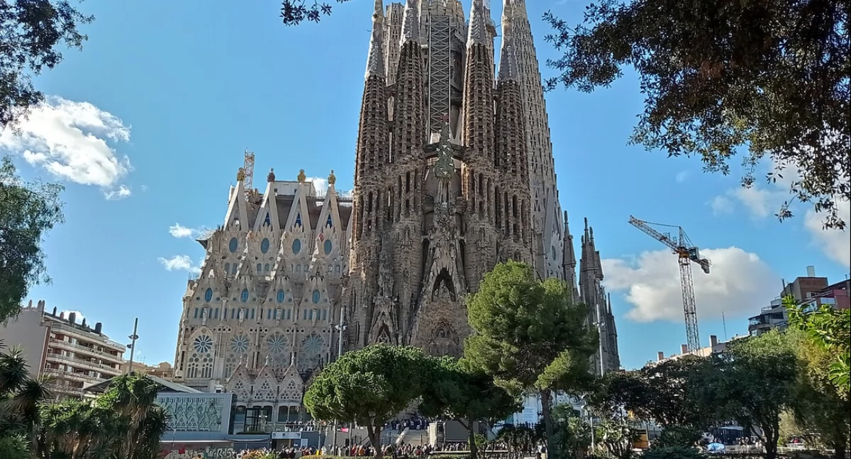 Òdj. Canaan; zdrzódło: https://pl.wikipedia.org/wiki/Sagrada_Fam%C3%ADlia#/media/Plik:Sagrada_Familia_8-12-21_(1).jpg
