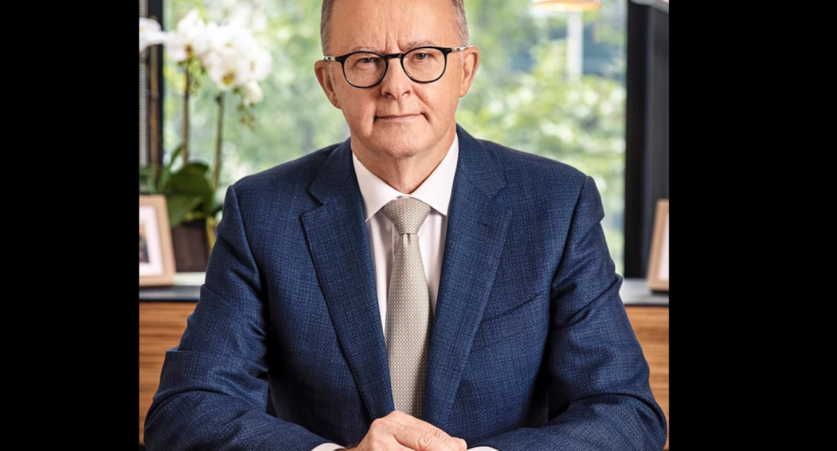 A. Albanese; zdrzódło: https://en.wikipedia.org/wiki/Anthony_Albanese#/media/File:Anthony_Albanese_portrait_(re-crop).jpg