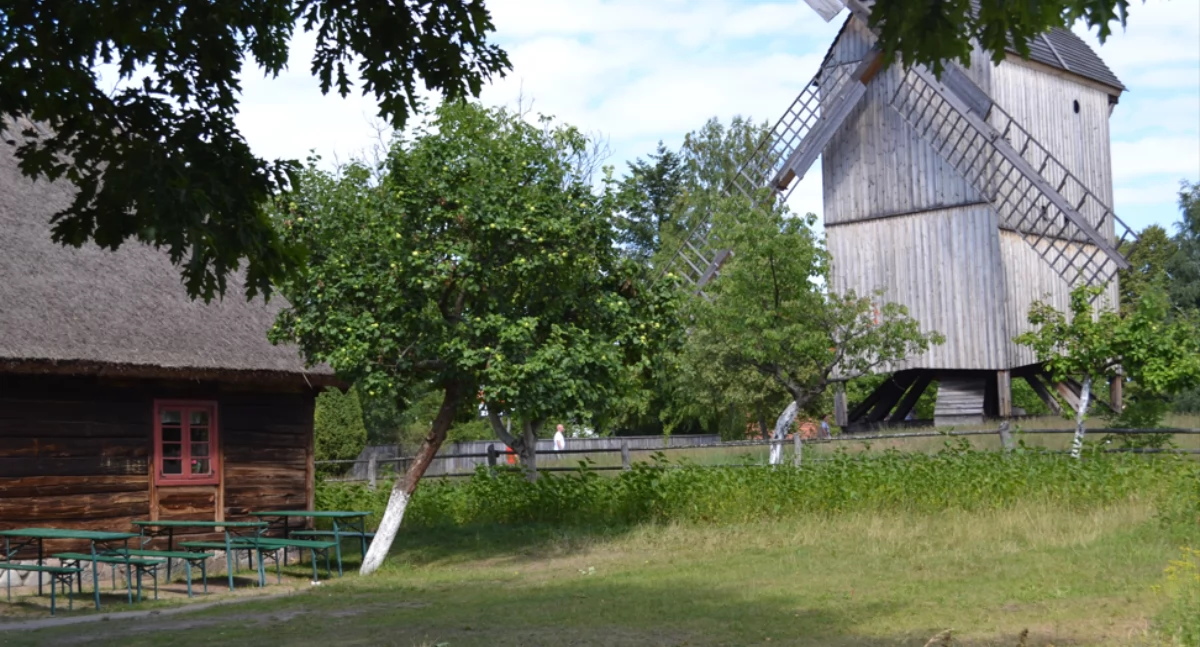 Nową stegną dô sã dojachac m.jin. do wdzydzczégò skansenu. Òdj. dm