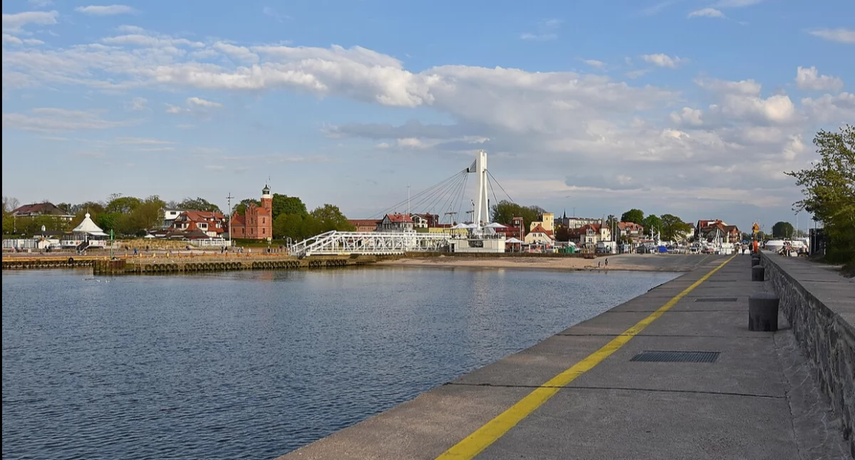 Pòrt w Ùstce. Òdj. Henryk Bielamowicz; zdrzódło: https://pl.wikipedia.org/wiki/Port_morski_Ustka#/media/Plik:Ustka,_port_morski_(HB6).jpg