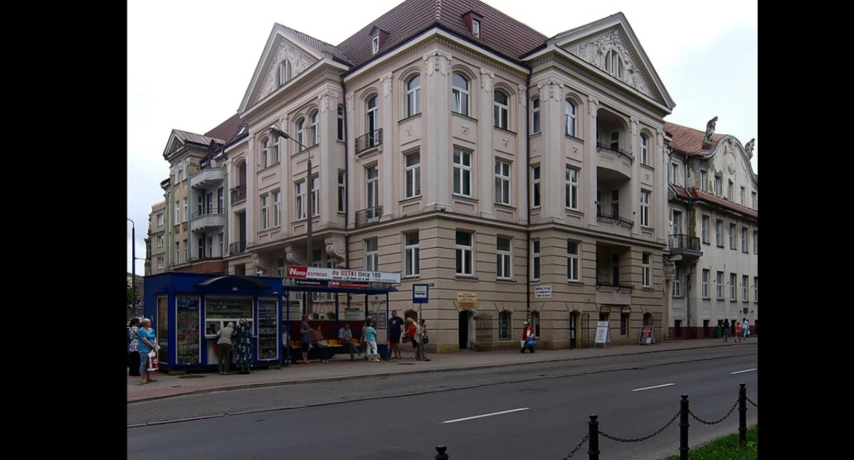 Bùdink dôwnégò Mòrsczégò Ùrzãdu w Słëpskù. Òdj. Nemo5576; zdrzódło: https://pl.wikipedia.org/wiki/Urz%C4%85d_Morski_w_S%C5%82upsku#/media/Plik:S%C5%82upsk_Sienkiewicza_18_DSC_1737.jpg