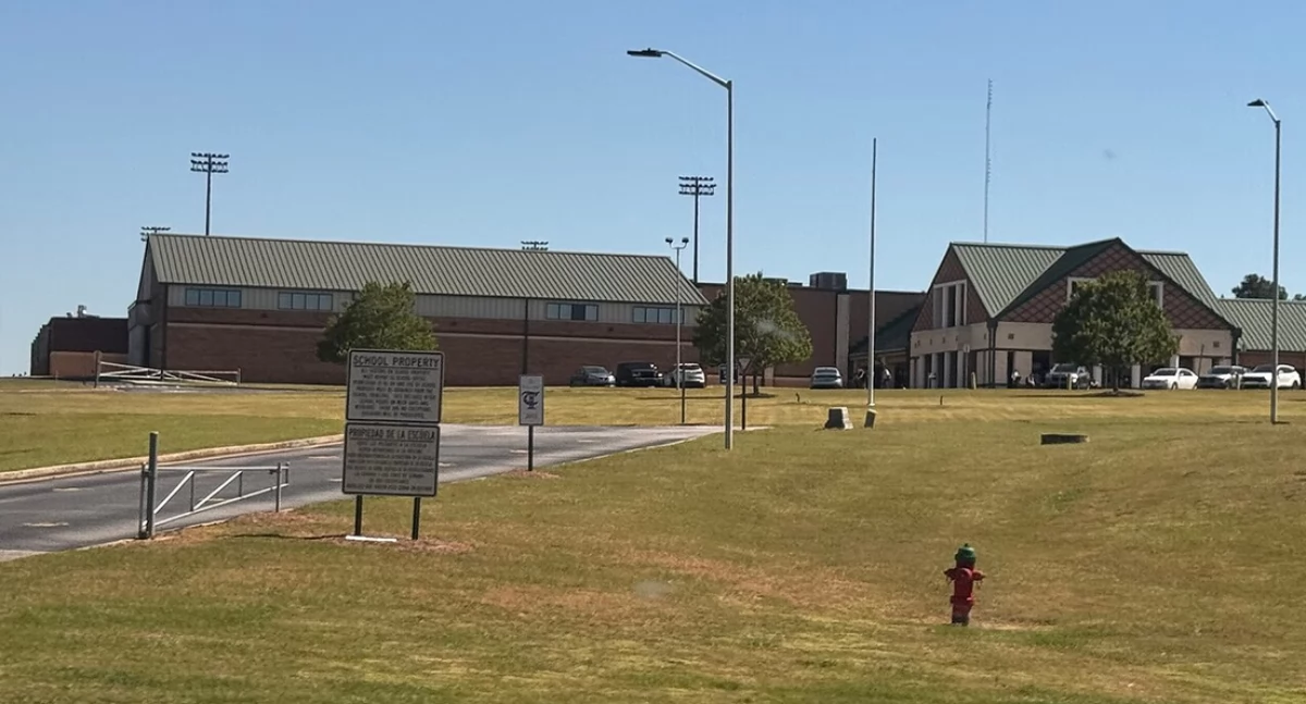 Apalachee high school. Òdj. MallardTV; zdrzódło: https://en.wikipedia.org/wiki/2024_Apalachee_High_School_shooting#/media/File:Apalachee_HS.jpg