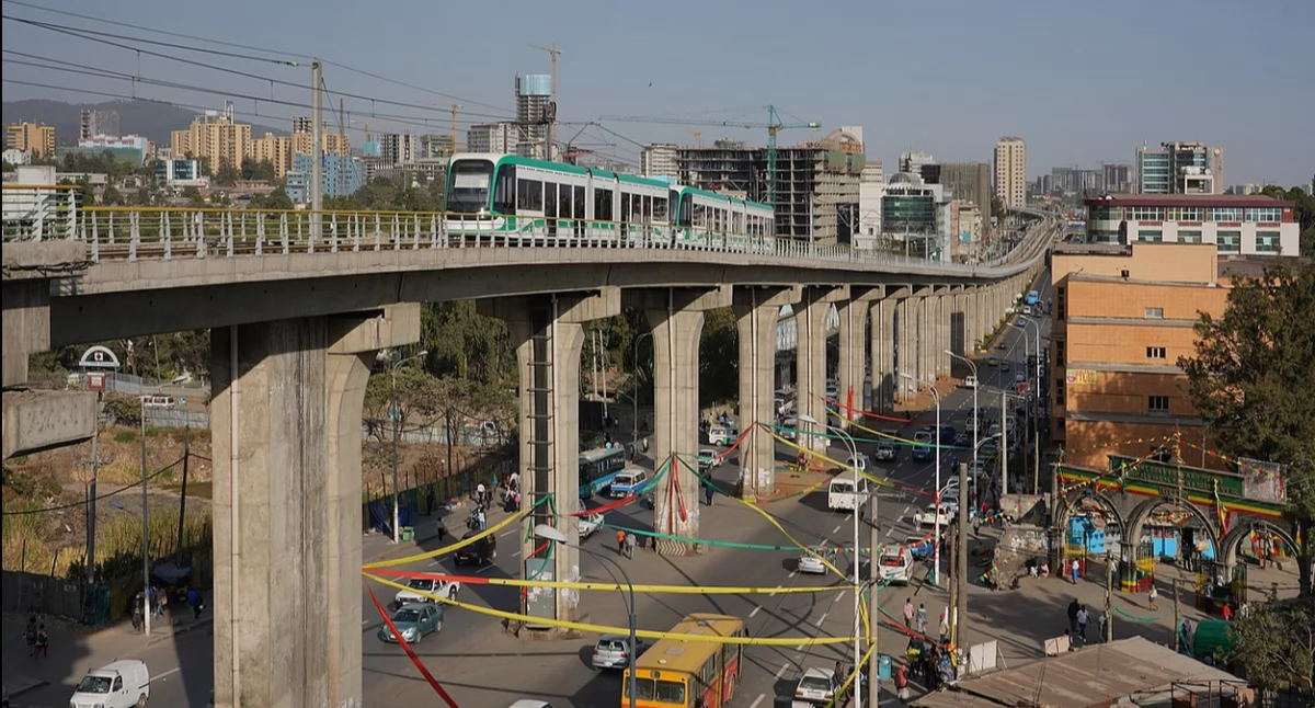 Òdjimk z Adis Abebë. Aùtór A.Savin; zdrzódło: https://pl.wikipedia.org/wiki/Addis_Abeba#/media/Plik:ET_Addis_asv2018-01_img07_Light_Rail.jpg