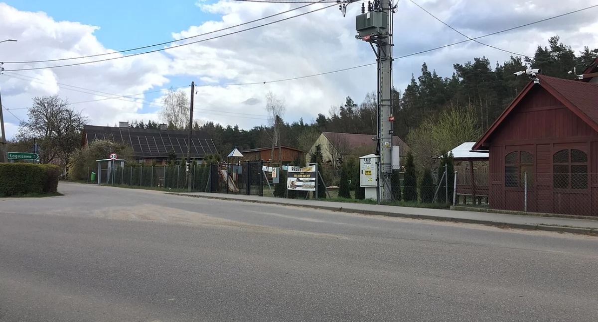 Dzél wsë Kaczczi. Òdj. PiotrMig; zdrzódło: https://pl.wikipedia.org/wiki/Kaczki_(wojew%C3%B3dztwo_pomorskie)#/media/Plik:Kaczki_-_centrum_wsi.jpg