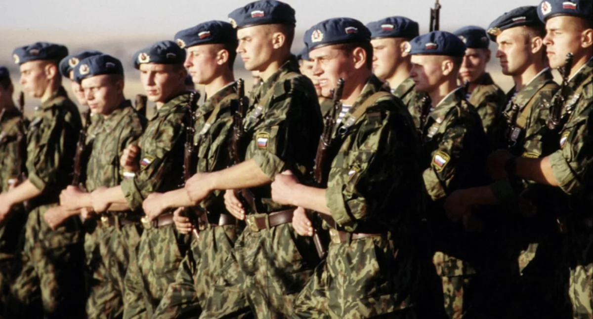 dj. US Air Force - http://hn.afnews.af.mil/Photopages/KazakstanSoldiers-B-O.html; zdrzódło: https://pl.wikipedia.org/wiki/Si%C5%82y_Zbrojne_Federacji_Rosyjskiej#/media/Plik:Russian_paratroopers_in_Kazakhstan.jpg