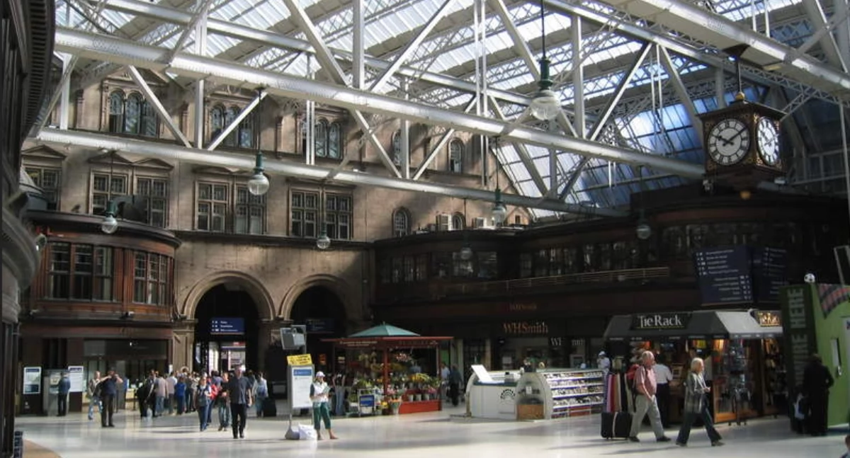 Glasgow Central. Òdj. Edward; zdrzódło: https://upload.wikimedia.org/wikipedia/commons/9/99/GlasgowCentral.jpg