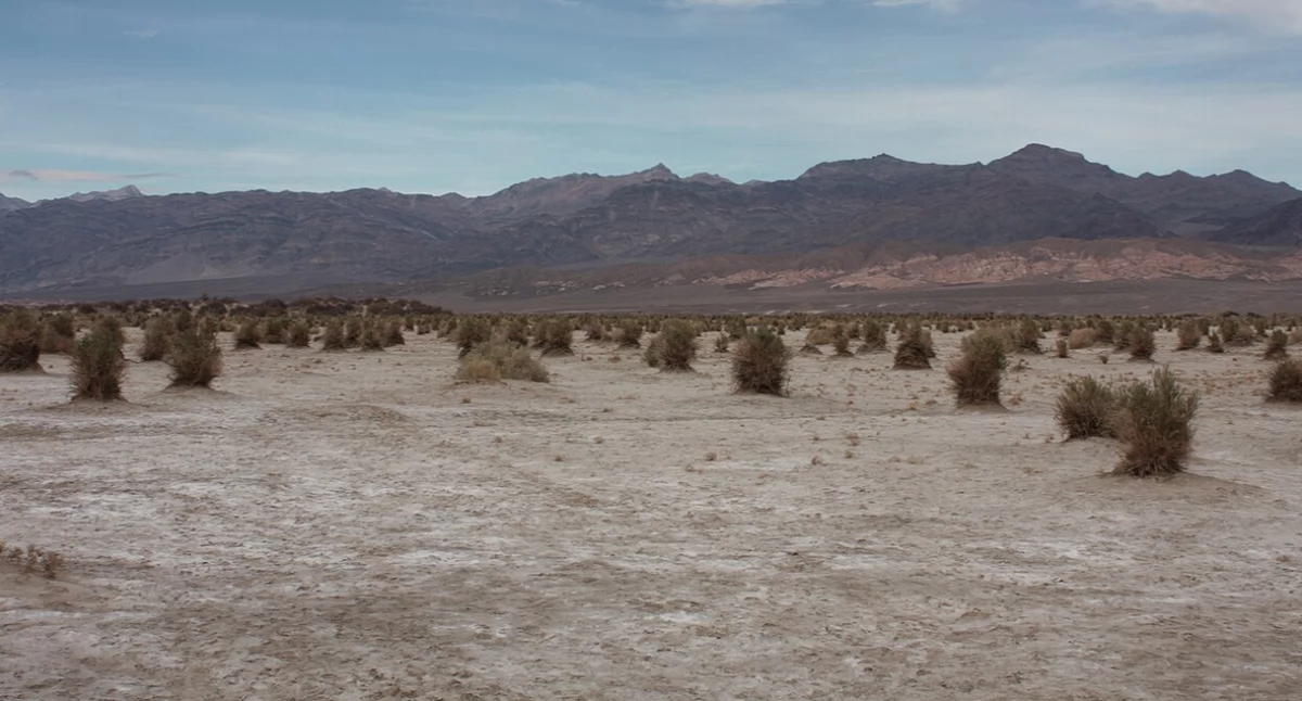 Òdj. Laurent Goujon - https://www.flickr.com/photos/laurentgo/5379803268/; zdrzódło: https://pl.wikipedia.org/wiki/Dolina_%C5%9Amierci_(Kalifornia)#/media/Plik:Death_Valley_landscape.jpg