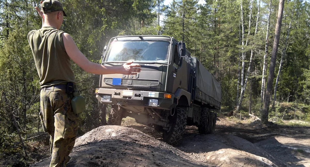 Òdj. kallerna; zdrzódło: https://pl.wikipedia.org/wiki/Maavoimat#/media/Plik:Rekan_ohjastamista.jpg