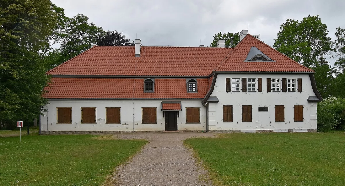 Òdj. Henryk Bielamowicz; zdrzódło: https://pl.wikipedia.org/wiki/Muzeum_Hymnu_Narodowego_w_B%C4%99dominie#/media/Plik:B%C4%99domin,_Muzeum_Hymnu_Narodowego_(HB1).jpg