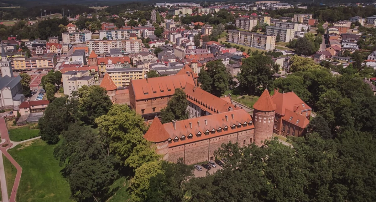 Panorama Bëtowa. Òdj. Aneta Pawska; zdrzódło: https://pl.wikipedia.org/wiki/Byt%C3%B3w#/media/Plik:Zamek_w_Bytowie,_widok_z_drona.jpg