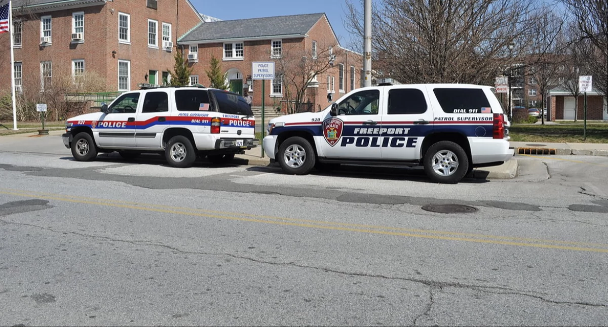 Òdj. Joe Mabel; zdrzódło: https://pl.wikipedia.org/wiki/Freeport_Police_Department#/media/Plik:Freeport,_NY_police_cars_01.jpg