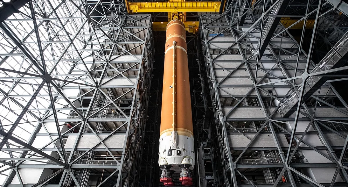 Òdj. NASA Kennedy Space Center / NASA/Kim Shiflett; zdrzódło: https://pl.wikipedia.org/wiki/Artemis_2#/media/Plik:Artemis_II_Core_Stage_Move_to_VAB_High_Bay_2_(KSC-20241211-PH-KLS01_0054).jpg