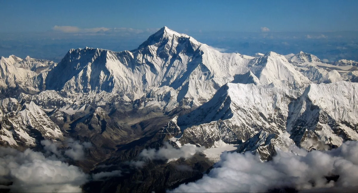 Mount_Everest_as_seen_from_Drukair2.jpg: shrimpo1967 derivative work: Papa Lima Whiskey 2 (talk); zdrzódło: https://pl.wikipedia.org/wiki/Mount_Everest#/media/Plik:Mount_Everest_as_seen_from_Drukair2_PLW_edit.jpg