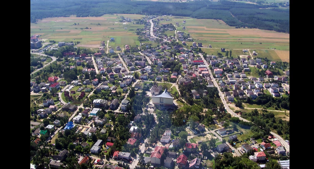 Pilëce. Òdj. Przystanis (Stanisław Przybylski); zdrzódło: https://pl.wikipedia.org/wiki/Jastrz%C4%99bia_G%C3%B3ra#/media/Plik:Jastrzebia_Gora_aerial.JPG