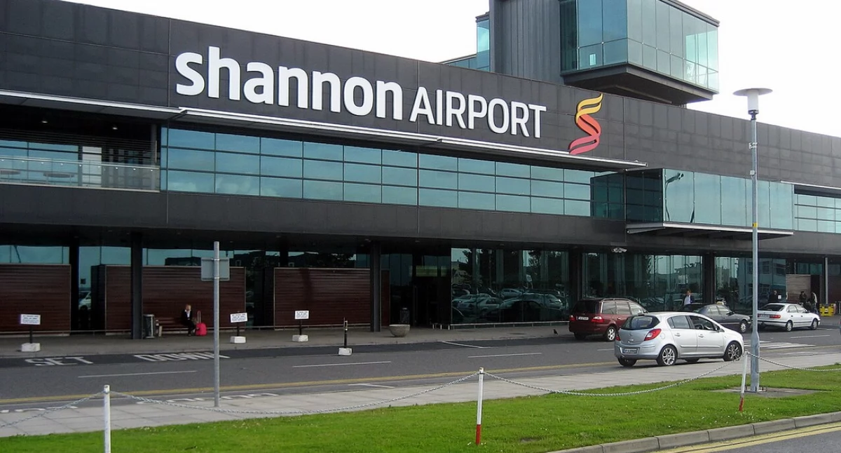 Òdj. Wolf32at; zdrzódło: https://pl.wikipedia.org/wiki/Port_lotniczy_Shannon#/media/Plik:Shannon-airport-building-2008.jpg
