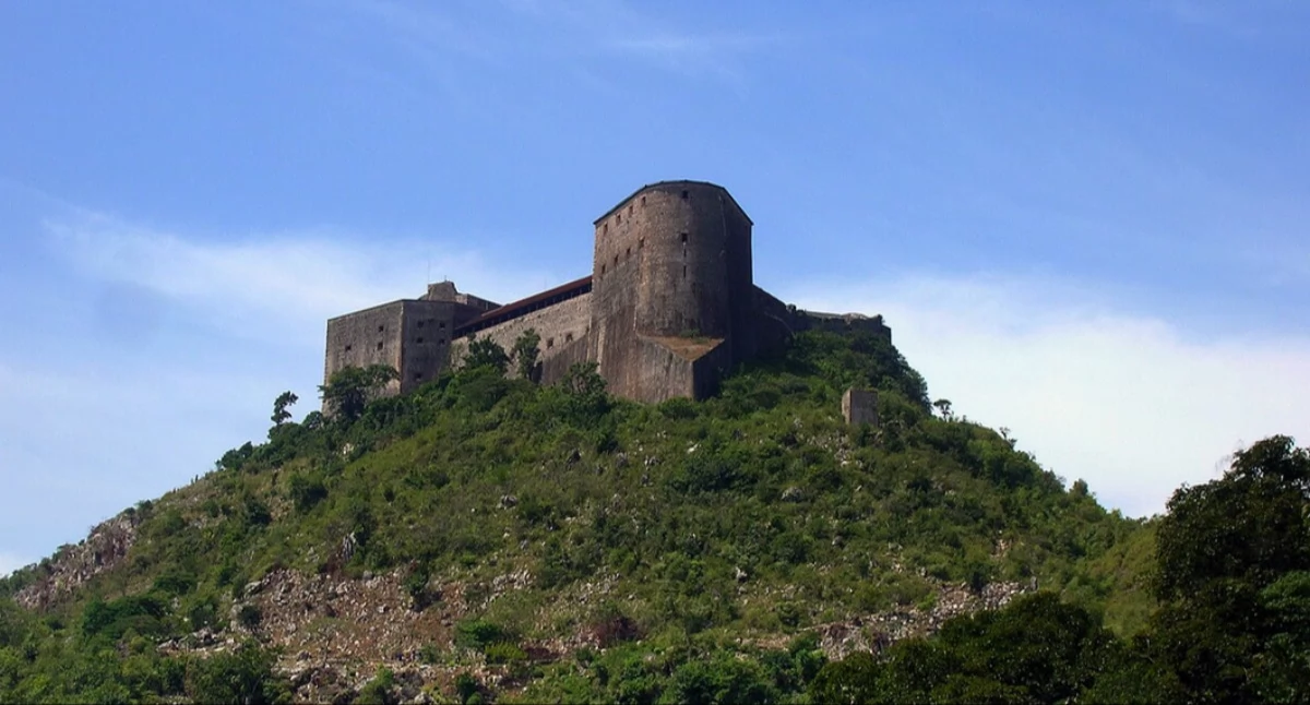 Cytadela Laferierre. Òdj. Rémi Kaupp; zdrzódło: https://pl.wikipedia.org/wiki/Citadelle_La_Ferri%C3%A8re#/media/Plik:Citadelle_Laferri%C3%A8re.jpg