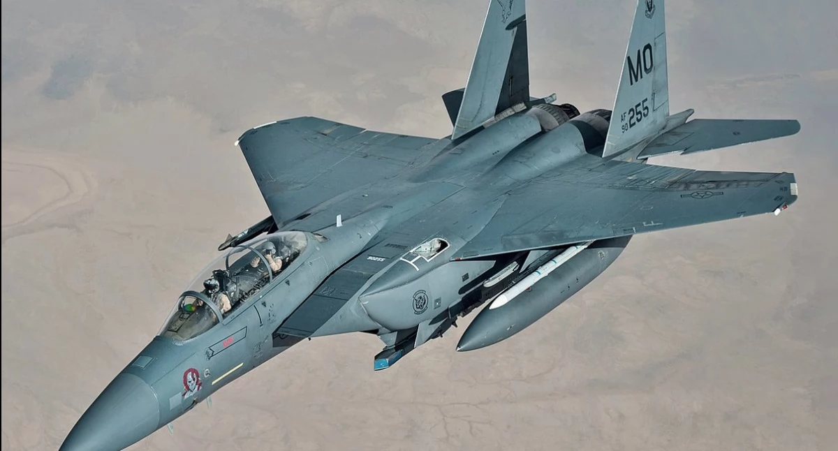 Pòzdrzatkòwi òdjimk. Òdj. Staff Sgt. Sean Carnes - US Air Force https://www.af.mil/News/Photos/igphoto/2002572646/; zdrzódło: https://en.wikipedia.org/wiki/McDonnell_Douglas_F-15E_Strike_Eagle#/media/File:F-15E_takes_on_fuel_from_KC-10.jpg