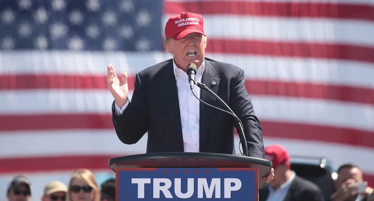 Òdj. Gage Skidmore; zdrzódło: https://en.wikipedia.org/wiki/Donald_Trump#/media/File:Donald_Trump_by_Gage_Skidmore_5.jpg