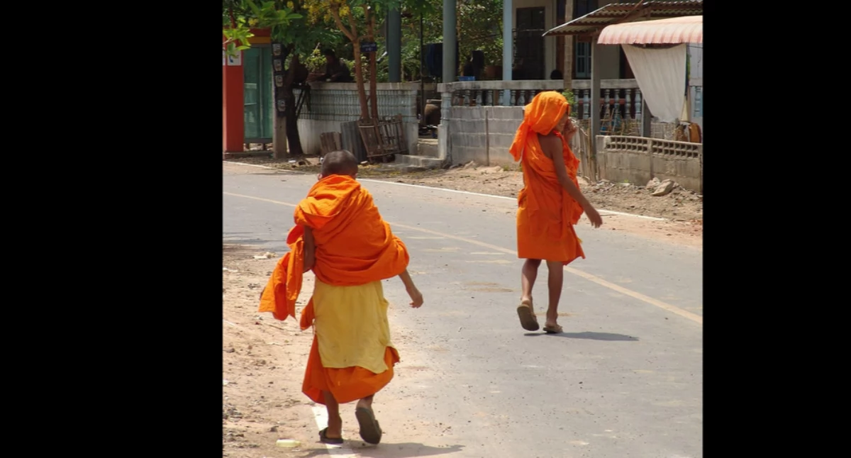 Pòzdrzatkòwi òdjimk. Da~commonswiki; zdrzódło: https://pl.wikipedia.org/wiki/Bhikku#/media/Plik:LittleMonks897.JPG