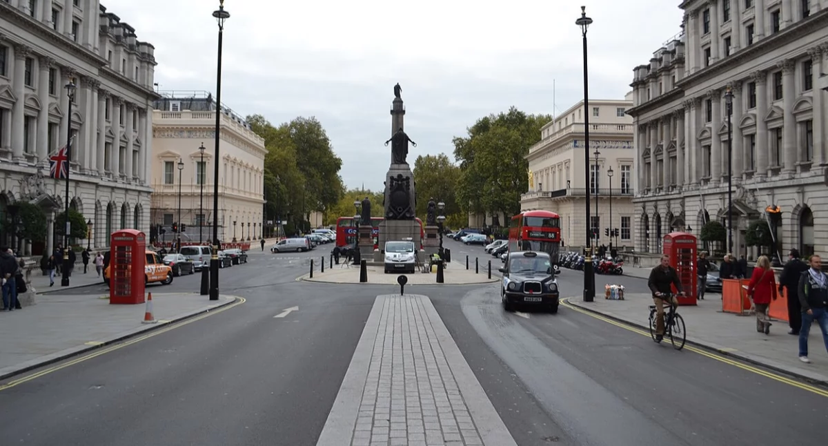 Plac Waterloo. Òdj. CVB; zdrzódło: https://en.wikipedia.org/wiki/Waterloo_Place#/media/File:Waterloo_Place.JPG