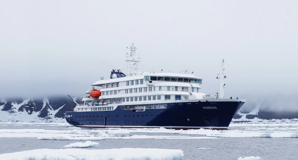 MV Hondius. Òdj. Fdesroches; zdrzódło: https://en.wikipedia.org/wiki/MV_Hondius#/media/File:MV_Hondius.png