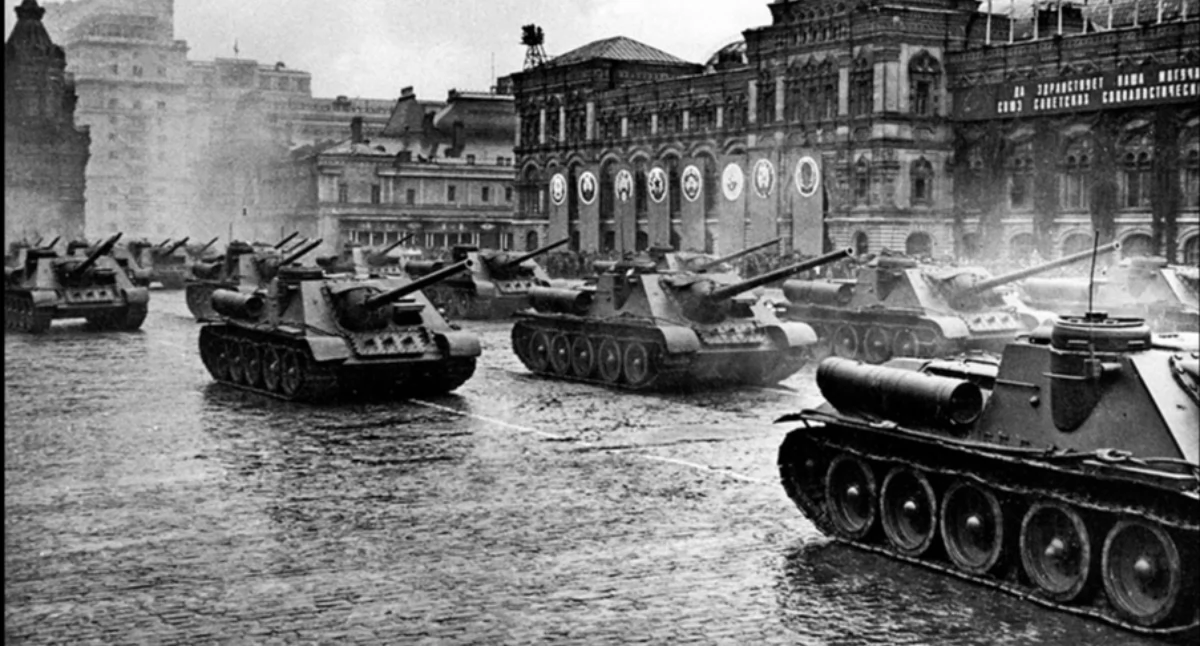 Òdj. paradë z 1945 r. Òdj. Mil.ru; zdrzódło: https://pl.wikipedia.org/wiki/Parada_Zwyci%C4%99stwa_w_Moskwie_(1945)#/media/Plik:%D0%9F%D0%B0%D1%80%D0%B0%D0%B4_%D0%9F%D0%BE%D0%B1%D0%B5%D0%B4%D1%8B_%D0%BD%D0%B0_%D0%9A%D1%80%D0%B0%D1%81%D0%BD%D0%BE%D0%B9_%D0%BF%D0%BB%D0%BE%D1%89%D0%B0%D0%B4%D0%B8_24_%D0%B8%D1%8E%D0%BD%D1%8F_1945_%D0%B3._(34).jpg