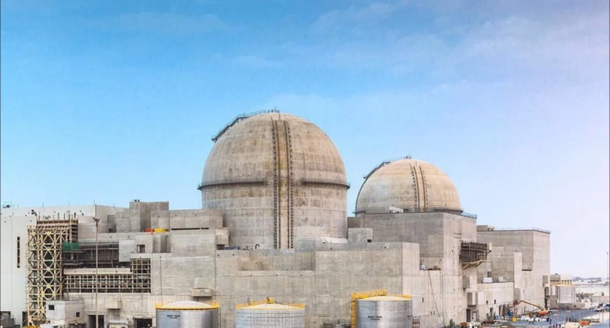 Pòzdrzatkòwi òdjimk. Òdj. Wikiemirati; zdrzódło: https://pl.wikipedia.org/wiki/APR-1400#/media/Plik:Barakah_nuclear_power_plant.jpg