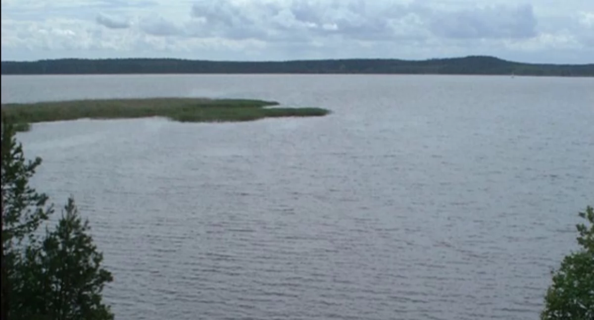 Charzëkòwsczé Jezoro. Òdj. Merlin; zdrzódło: https://commons.wikimedia.org/wiki/File:Poland_Charzykowskie_Lake.jpg